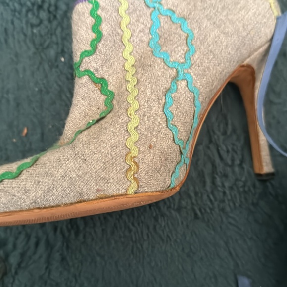 Manolo Blanlik grey fabric covered heels - Picture 3 of 8